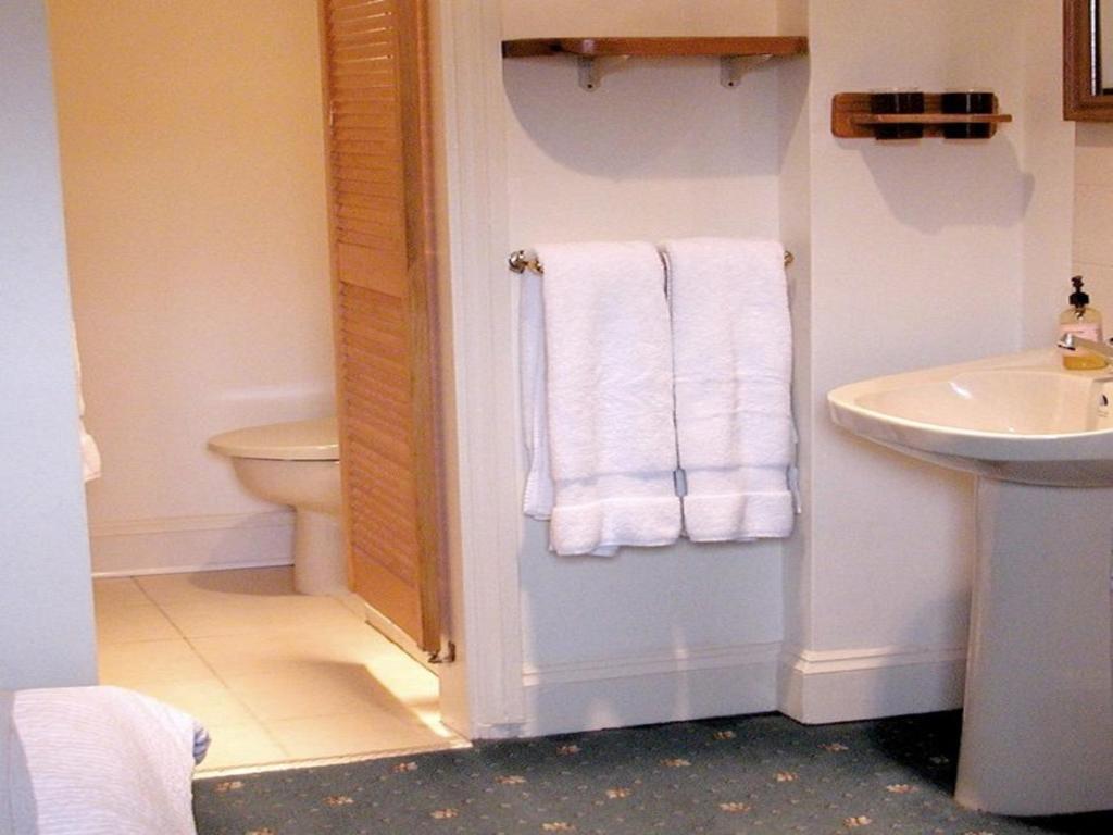 Dee & Steve'S B&B Windsor Room photo